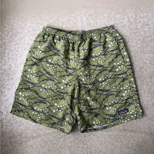 Patagonia Baggies Longs 7” Green Fish print shorts Men’s Small